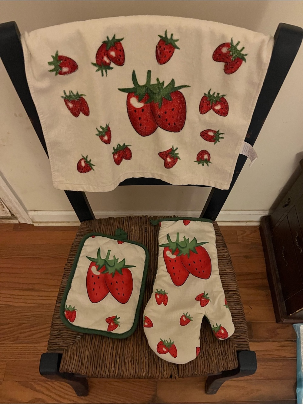Strawberry print kitchen towel, oven mitt & pot holder set